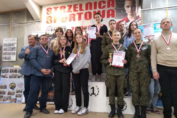 Reprezentacja dziewcząt na podium