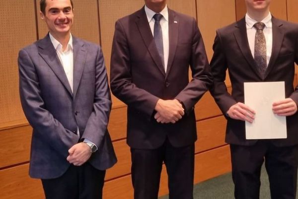 Pan Dyrektor Dariusz Bossowski, Minister Eduakcji- Dariusz Piontkowski i stypendysta - Stanisław Pańkowski