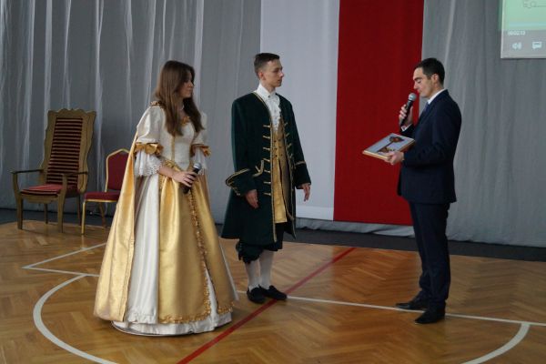 Symboliczne przekazanie klucza do szkoły