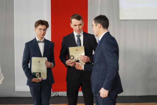 Wręczenie statuetek Uczeń II LO i Uczeń na 6