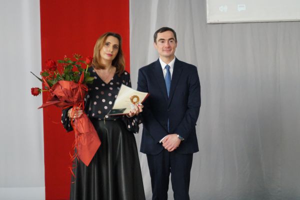 Wręczenie statuetki Nauczyciel II LO