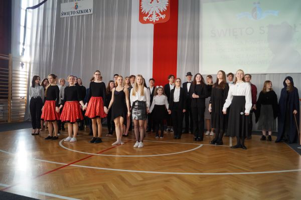 Uczniowie biorący udział w części artystycznej