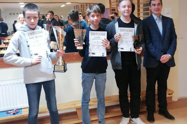 Zwycięzcy Mistrzostw: Piotr Jaszczuk, Szymon Ptaszyński i Adrian Moroz z Panem Dyrektorem Dariuszem Bossowskim