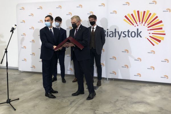 Wręczenie pamiątkowego dyplomu