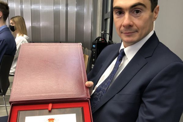 Pan dyrektor z pamiątkowym dyplomem