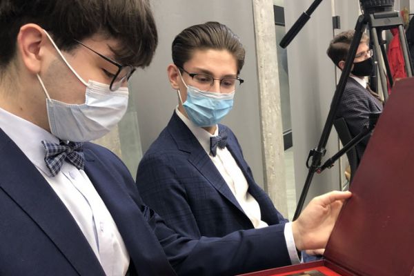 Uczniowie z pamiątkowym dyplomem