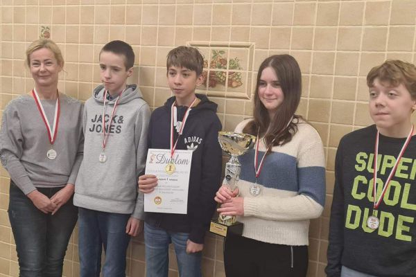  Mistrzowska drużyna, dekoracja, od prawej: Piotr Pęksa, Samanta Popielnickaja, Szymon Ptaszyński, Piotr Jaszczuk, opiekun drużyny  Pani Agnieszka Mendelsberg