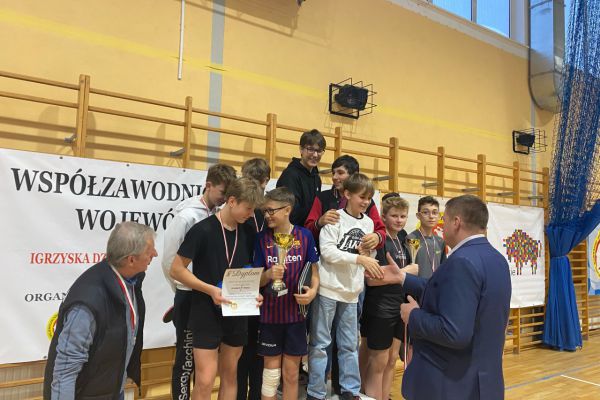 Wręczenie medali zawodnikom SP53 za zdobycie I miejsca przez wójta Dobrzyniewa Dużego Pana Wojciecha Cybulskiego - kliknięcie spowoduje powiększenie zdjęcia Wręczenie medali zawodnikom SP53 za zdobycie I miejsca przez wójta Dobrzyniewa Dużego Pana Wojciecha Cybulskiego
