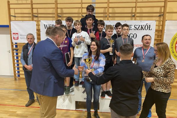 Wręczenie pucharu p.prof. Urszuli Kunowskiej - kliknięcie spowoduje powiększenie zdjęcia  Wręczenie pucharu p.prof. Urszuli Kunowskiej