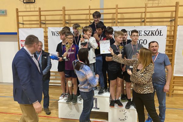 Przekazanie pucharu zawodnikom - kliknięcie spowoduje powiększenie zdjęcia Przekazanie pucharu zawodnikom